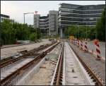 . Gleisbau - 

Inzwischen hat der Gleisbau entlang der Stadtbahn-Neubaustrecke in der Löwentorstraße begonnen. Hier entseht ein Rasenbahnkörper. Zunächst wird die U12 im Hallschlag enden, wenn dann aber die Fortsetzung zum Neckartal auch fertig ist, wird der Abschnitt nach Remseck von der U14 übernommen und die U12 wird zu einer der wichtigsten Linien im Stuttgarter Stadtbahnnetz. Das Foto wurde von einer Interims-Baushaltestelle aus aufgenommen. 

18.05.2012 (M)