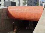 Hier kann niemand behaupten nicht zu wissen wo er ist: Das Tunnelportal bei der Stadtbibliotek der im Bau befindlichen U 12 in STUTTGART.