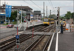 . Haltestellen-Provisorium -

In Stuttgart wird zur Zeit gebaut wie nie. Neben den zahlreichen Tunnelbaustellen für Stuttgart 21 entsteht auch ein längerer vierspuriger Straßentunnel unter dem Rosensteinpark. Die Stadtbahn-Station Rosensteinpark an der U13 befindet sich am oberen Ende des neuen Tunnels. Für den Bau der Tunnelrampen musste die Haltestelle verlegt werden und auch die Streckenführung ist teilweise vorübergehend eingleisig.

Zum Zeitpunkt der Aufnahme fielen die erste Regentropfen eines Stark-Regens der für viele Orte in Süddeutschland zur Unwetter-Katastrophe wurde.

29.06.2016 (M)