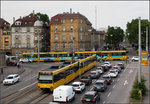 . Rechtwinklige Zugkreuzung -

An der Haltestelle Rosensteinbrücke kreuzen sich Stadtbahnen der Linie U14 und U13. Das Umsteigen an dieser Station ist eher unbequem, es müssen Straßenfahrbahnen überquert werden. Die Haltestelle der U13 liegt links außerhalb des Bildes, die Station der U14 ist hinter hier querfahrenden U13 erkennbar.

16.07.2016 (M)