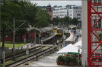 . Eine vorübergehende Fotostelle -

Ein neuer Blick von oben auf die Stadtbahnhaltestelle am Bahnhof Stuttgart-Feuerbach. Aufgrund der Bauarbeiten für Stuttgart 21 wurde ein provisorischer Rampenzugang zum Gleis 1 der S-Bahn gebaut. Von dort hat man diese Aussicht auf den Bahnhofsvorplatz.

23.07.2016 (M)