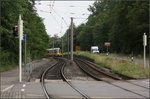 . Die früher Haltestelle entfiel -

An dieser Stelle am östlichen Ortsrand von Stuttgart-Weilimdorf befand sich vor dem Stadtbahn-Ausbau die Haltestelle Föhrichstraße/Schützenhaus, wie die Aufnahme von Kurt zeigt:

http://www.bahnbilder.de/bild/deutschland~strassenbahn~stuttgart-keine-stadtbahn/672284/stuttgart-ssb-sl-6-gt4-728.html

Im Zuge des Ausbaus und um im Tunnelbereich eine zweite Station zu vermeiden wurden die Haltestelle an dieser Stelle und an der Mathildenstraße zu einer neuen Haltestelle Landau Straße zusammengelegt. Wobei man sagen muss die Haltestelle Föhrichstraße/Schützenhaus lag schon außerhalb der Bebauung und der Abstand zur Haltestelle Mathildenstraße war recht groß, so dass sich insgesamt die Erschließung durch die Bahn nicht zu sehr verschlechtert hat.

Hier habe ich einen etwas anderen Standort gewählt als auf dem Bild von Kurt, da ich weder die Straßen neben den Fußgängerampeln noch die Gleise außerhalb des Überweges überqueren wollte. Aber man kann dennoch die Veränderungen sehen.

26.07.2016 (M)

