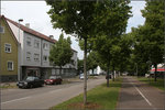 . Über dem Stadtbahntunnel -

Das Vergleichsbild von Horst aus dem Jahr 1991 der Solitudestraße in Stuttgart-Weilimdorf zeigt eine Straßenbahnstrecke auf eigenem Bahnkörper neben den Straßenfahrbahnen:

http://www.bahnbilder.de/bild/deutschland~strassenbahn~stuttgart-keine-stadtbahn/845638/auf-der-solitudestrasse-sind-gt4-457.html

Der Wegfall der Schienen entlang dieser Straße wurde nicht einfach dem Autoverkehr zugeschlagen, sondern es wurde auf der Ostseite ein breiter Rad- und Gehweg angelegt mit beidseitigen Baumreihen. 

23.06.2016 (M)