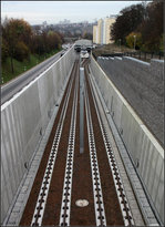 . Rasengleise im Betontrog -

Hier hätte es eigentlich auch ein Schotterbahnkörper getan, aber sogar im Trog zwischen zwei Betonwänden wird es grüne Gleise geben. Neue Stadtbahntrasse der Stuttgarter U12 zwischen Hallschlag und der im Hintergrund erkennbaren Haltestelle Bottroper Straße.

Die Hochhäuser ganz im Hintergrund gehören zum Stadtteil Neugereut, wohin die Stadtbahnlinie U2. Von hier aus gesehen dazwischen im Neckartal fährt die U14, an die die U12 angeschlossen wird, und von der sie die Außenstrecke nach Remseck übernimmt.

22.11.2016 (M)