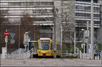 . Stadtbahnstation vor Bürohaus -

Die Haltestelle Löwentor der U12. Die U12 kreuzt an dieser Straßenkreuzung die U13. Das Umsteigen ist etwas umständlich, da zweimal Fahrspuren an Ampel gequert werden müssen.

04.03.2017 (M)