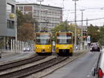 Stuttgart,  Am Berliner Platz in der Innenstadt begegnen sich zwei Stadtbahn Fahrzeuge der Typ DT8.10 3323/3324 (links) als U9 nach Vogelsang und die DT8.4 3043/3044 (rechts) als U34 nach