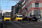 Gelbe Bahnen -

Gelb halte ich für ein gut geeignete Farbe für Bahnen die im Straßenverkehr teilnehmen aufgrund ihrer Signalwirkung. Neben Stuttgart sind in Karlsruhe, Essen, Dresden und Berlin gelbe Straßenbahnen unterwegs. Die markante Farbe ist auch für Straßenbahnfotografie gut geeignet. 

Begegnung zweier Stadtbahnzüge auf der Linie U15 an der Haltestelle Eugensplatz.

05.09.2019 (M)