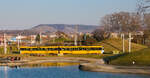 Maskierter DT8.S als U14 Hauptbahnhof-Mühlhausen am 07.03.2022 am Inselsee im Unteren Schlossgarten in Stuttgart.