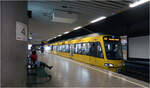 Gelbe Bahn im Untergrund -     Gelb halte ich eine passende Farbe für Bahnen des öffentlichen Nahverkehrs.