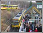 Abschied von der Straenbahnlinie 15 und Erffnung der Stadtbahnlinie U15 als Ersatz fr die eingestellte Straenbahn am 08.12.2007, hier der zweite Erffnungszug der U15 mit den Triebwagen 3007 und 3008 am Bahnsteig der Linien U7 und U8 der Station Ruhbank. Darber ist bereits ein Planzug der U15 an der Endstation zu sehen, bei dieser Aufnahme kam erfreulicherweise etwas Sonne durch die sonst an diesem Tag dichte Wolkendecke.

 