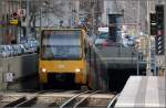 . Steile Rampen -

In Stuttgart sind die Tunnelrampen mit bis zu 7% meist steiler als in anderen Städten, üblich sind in der Regel 4%. Je steiler die Rampe umso kürzer die Länge. Hier die Tunnelausfahrt an der Haltestelle Stöckach. 

18.03.2009 (M)