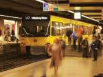 Stuttgarter Straenbahn beim Halt in Klett-Passage, Stuttgart (24.5.02).