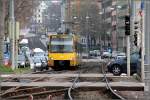 Bild 2 zeigt die Bahn am Wilhelmsplatz mit mehr Tele. Das Auto verdeutlicht den Grund des Stops. Hier kann im Vergleich zum anderen Bild die Strecke im Hintergrund weiter verfolgt werden. 

03.04.2009 (M)