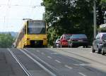 . Stuttgarts hügelige Topografie - 

TW 3007/3008 verschwindet hinter einer Kuppe der Landhausstraße in Gaisburg. 

03.08.2005 (M) 