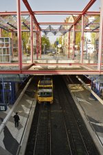 Unterwelt und Oberwelt: U 6 bei der Einfahrt in die Stadtbahnhaltestelle Wilhelm-Geiger-Platz in Stuttgart-Feuerbach (09.04.2011)