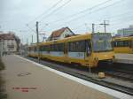 DUEWAG DT8 tief am 01.11.2002 an einen Hochbahnsteig in der Endhaltestelle Vaihingen der Linie U 1.