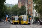 . Spaziergang entlang der Nordbahnhof- und Friedhofstraße, Teil III -

15:01: Generationentreffen in der abgesenkten Haltestelle Mittnachtstraße, die auch schon verlängert wurde. Beide Bahnen sind auf der U7 unterwegs. Im direkten Vergleich erkennt man doch, dass die neue Bahn um einiges formschöner ist, als die Vorgänger mit ihrer kastenartigen Front. Alle Generationen wurden vom Designbüro Lindinger aus Hannover in Form gebracht.

08.09.2014 (M)