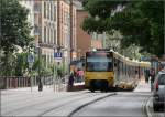 . Spaziergang entlang der Nordbahnhof- und Friedhofstraße, Teil I -

14:52: Die U7 fährt jetzt in die abgesenkte Haltestelle Mittnachtstraße ein; sein Heck guckt noch nach oben. Wer genau hinschaut findet noch zwei Stromabnehmer, die zu einem Zug in Gegenrichtung gehören, die auf den folgenden zwei Bildern zu sehen ist.

08.09.2014 (M)