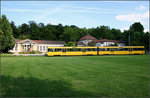 . Zwischen Wiese und Kursaal - 

Die Situation am Bad Cannstatter Kursaal hat sich wenig verändert in den 25 Jahren, die zwischen der Aufnahme von Horst und meiner liegen:
 
http://www.bahnbilder.de/bild/deutschland~strassenbahn~stuttgart-keine-stadtbahn/765064/ende-der-1980er-jahre-faehrt-ein.html 

Anstelle des GT-4 Straßenbahnwagen ist jetzt ein DT-8 Stadtbahnwagen unterwegs. Was nicht sichtbar ist, die Stadtbahn verkehrt hier jetzt auf Rasengleisen. Eine Hälfte des Doppeltriebwagens orientiert sich an der Länge des GT-4-Wagens. Der hier ursprünglich nicht geplante Umbau auf Stadtbahnbetrieb ist aufgrund der Verlängerung der Strecke in die Wohnsiedlung Neugereut ein großer Erfolg, so dass hier eigentlich schon Langzüge nötig wären. Durch den Straßenbahn-Charakter dieser Strecke in Bad Cannstatt ist eine Verlängerung der Bahnsteige nur schwer vorstellbar. Deshalb soll hier eine zweite Linie in Zukunft verkehren, die U19. Diese soll dann die bislang nur bei Veranstaltungen genutzte Strecke zur Mercedes-Benz-Arena befahren, wobei dieser Abschnitt dann möglicherweise bis zum Mercedes-Museum verlängert werden soll. 

01.08.2005 (M)