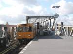 Berliner U-Bahn,Einfahrt eines Zuges nach Warschauer Strasse in den Bhf.Gleisdreieck am 23.10.03