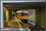 U-Bahn-Zug 704 der BVG hält auf dem Weg zum Nollendorfplatz am Bahnhof Dahlem-Dorf.