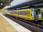 Berliner U-Bahnzug 5042-6 als U5 nach Hönow in Wuhletal, 18.04.2018.