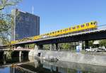 BVG Bahn '571', kurz nach dem Verlassen des Bahnhofes Möckernbrücke, Richtung Hallesches Tor (U1 & U3), Berlin / Tempelhofer Ufer in 2020.