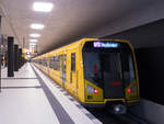 Berliner U-Bahnzug 5043-1 mit U5 zum Hauptbahnhof in der Station Unter den Linden, 23.12.2020.
