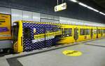 BVG Berlin mit H-Zug Tw '5002-6', fährt aktuell mit einer  Sonderbeklebung ''Kunst du mit zu den Sternen?'', anlässlich der Eröffnung des neuen Bahnhofs ''Museumsinsel'' auf der U5. Berlin - Hbf im Juli 2021.