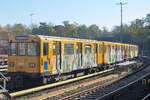 Berlin, U-Bahnhof Olypiastadion, mit Graffiti bemalter BVG Zug des Kleinprofiles A3L 92 Zug 598.