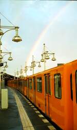 U-Bahn Berlin__Regenbogen über U-Bahnzug in der Station 'Warschauer Straße'.__29-09-2002