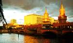 U-Bahn Berlin__U-Bahnzug auf der Oberbaumbrücke über die Spree in der Abendsonne.__29-09-2002