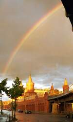 U-Bahn Berlin__U-Bahnzug auf der Oberbaumbrücke über die Spree unterm Regenbogen.__29-09-2002