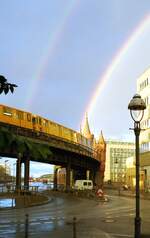 U-Bahn Berlin__Hochbahn unter Regenbögen. Zwischen 'Schlesischem Tor' und Oberbaumbrücke.__29-09-2002