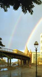 U-Bahn Berlin__Hochbahn unter Regenbögen. Zwischen 'Schlesischem Tor' und Oberbaumbrücke.__29-09-2002