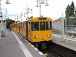Berlin - 03.08.2007: Wagen 654 der Berliner U-Bahn steht abfahrbereit am Bahnhof Warschauer Strae.