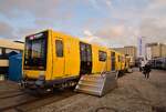 Das neuste Mitgleid der Berliner U-Bahn Familie ist die Baureihe Jk welche seit dem 8.9.2025 im Fahrgasteinsatz ist. Hier wurde sie zur Innotrans 2024 ausgestellt. Auffällig sind hierbei die deutlich kleineren Fenster als zu ihren Vorgänger ...