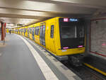 U-Bahn Berlin Zug Ik 1059-1 mit der U2 nach Pankow in der Station Alexanderplatz, 13.03.2026.