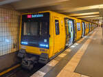 U-Bahn Berlin Zug Jk 6006-1 mit der U2 nach Ruhleben in der Station Hausvogteiplatz, 13.03.2026.