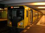 Berlin: Die U2 nach U-Bahnhof Theodor-Heuss-Platz im U-Bahnhof Wittenbergplatz.