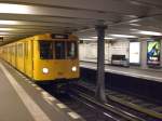 Berlin: Die U2 nach S+U Bahnhof Pankow im U-Bahnhof Theodor-Heuss-Platz.