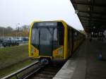 Berlin: Die U5 nach S+U Bahnhof Alexanderplatz im U-Bahnhof Hnow.