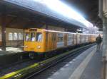 Berlin: Die U1 nach S+U Bahnhof Warschauer Strae im U-Bahnhof Schlesiches Tor.