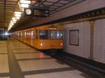Berlin: Die U8 nach S+U Bahnhof Wittenau im U-Bahnhof Paracelsus-Bad.