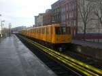 Berlin: Die U1 nach S+U Bahnhof Warschauer Strae im U-Bahnhof Grlitzer Bahnhof.