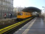 Berlin: Die U1 nach S+U Bahnhof Warschauer Strae im U-Bahnhof Grlitzer Bahnhof.
