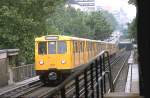 90er Jahre,Kleinprofilzug Typ A3 der Linie U2 Ruhleben-Pankow/Vinetastrasse, kurz vor dem Hochbahnhof Nollendorfplatz.Im Hintergrund derWittenbergplatz.(Archiv P.Walter)
