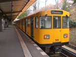 Berlin: Die U3 nach U-Nollendorfplatz im U-Bahnhof Podbielskiallee.