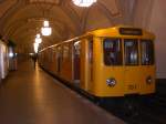 Berlin: Die U3 nach U-Bahnhof Krumme Lanke im S+U Bahnhof Heidelberger Platz.