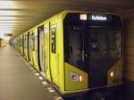 Berlin: Die U2 nach U-Bahnhof Ruhleben im U-Bahnhof Rosa-Luxemburg-Platz.